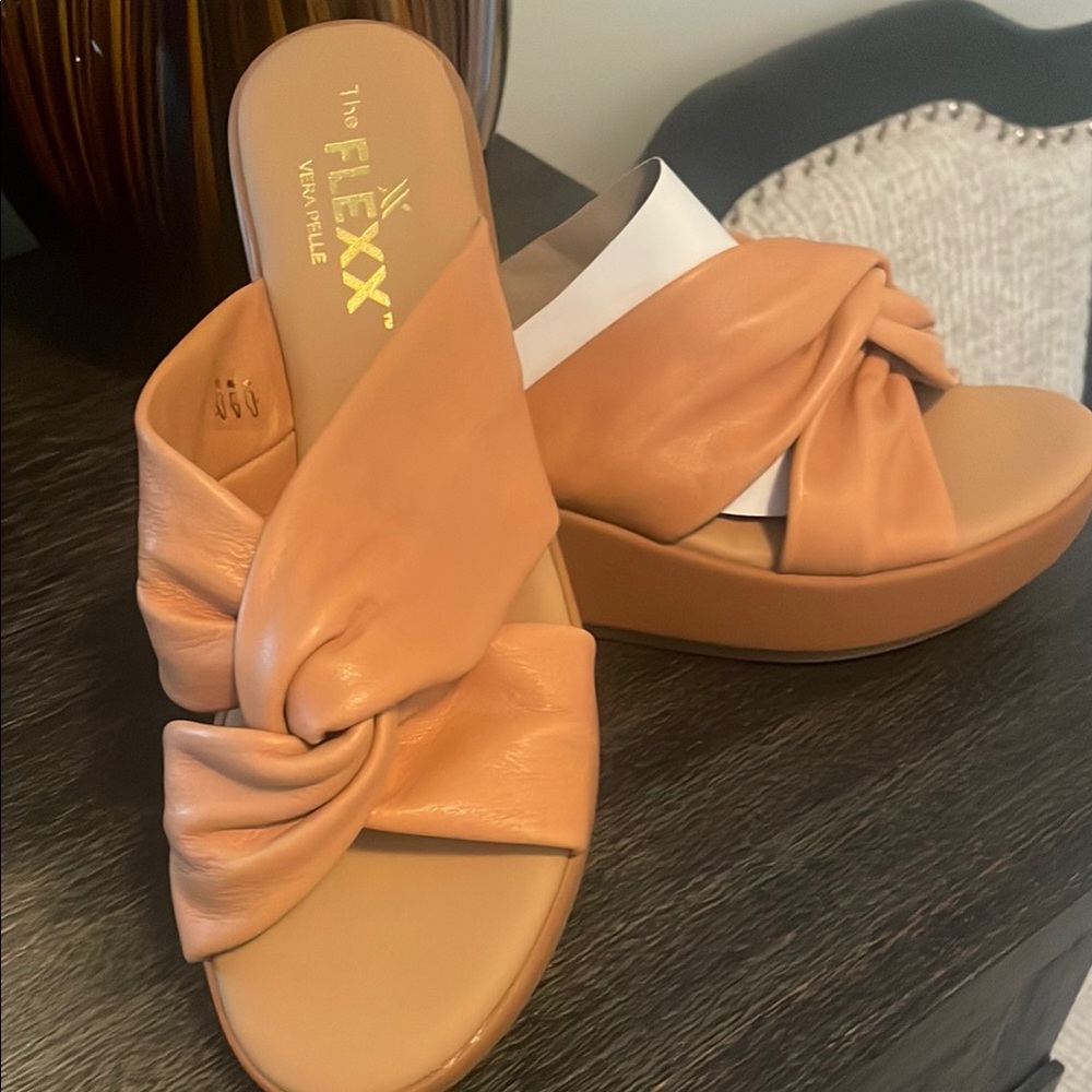 THE FLEXX Women's Camel Knot Sandals